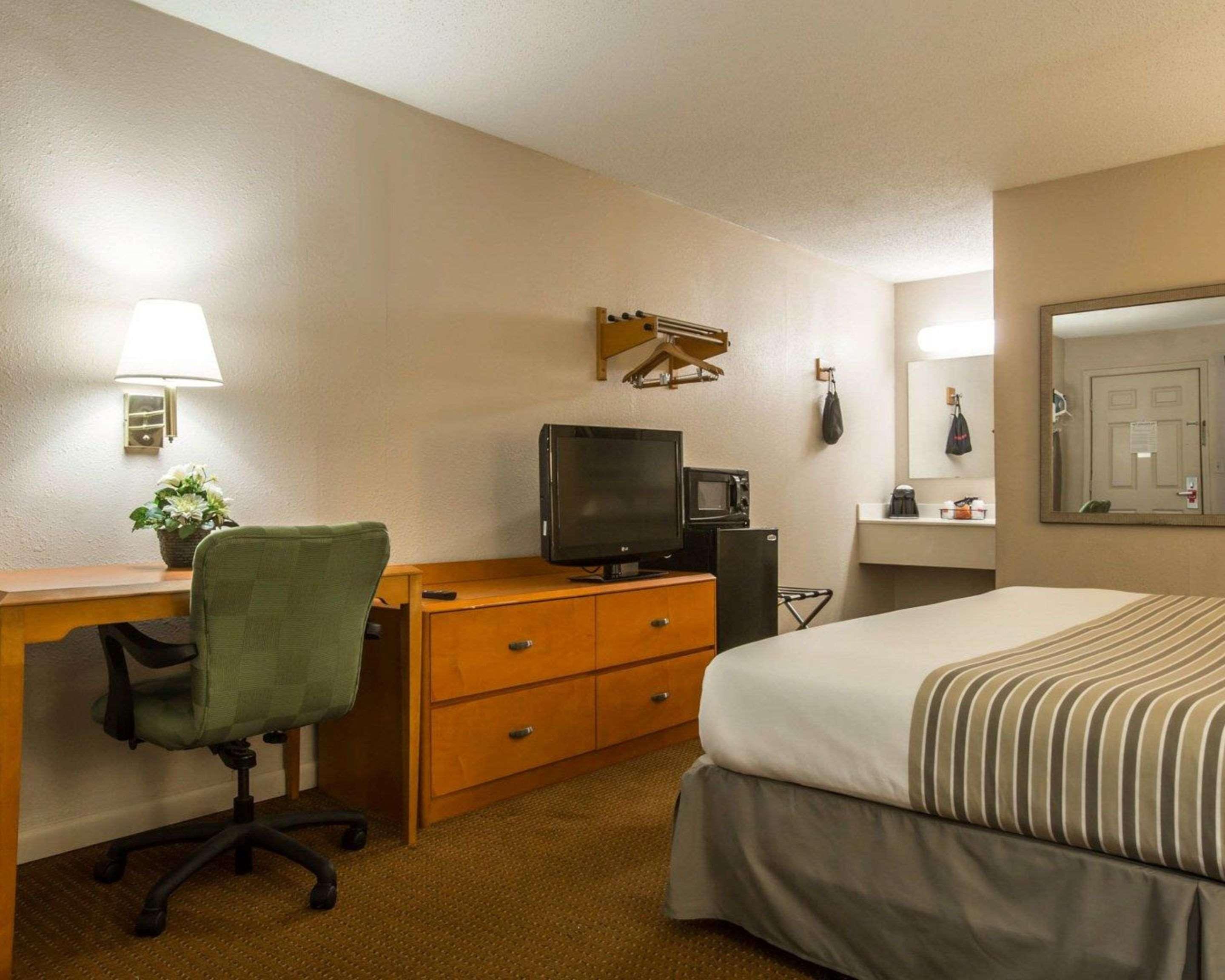 Econo Lodge Inn & Suites At Fort Moore Columbus Exteriér fotografie